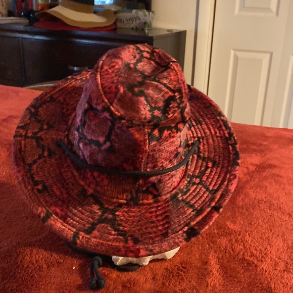 Black and red hat designer - Picture 12 of 12